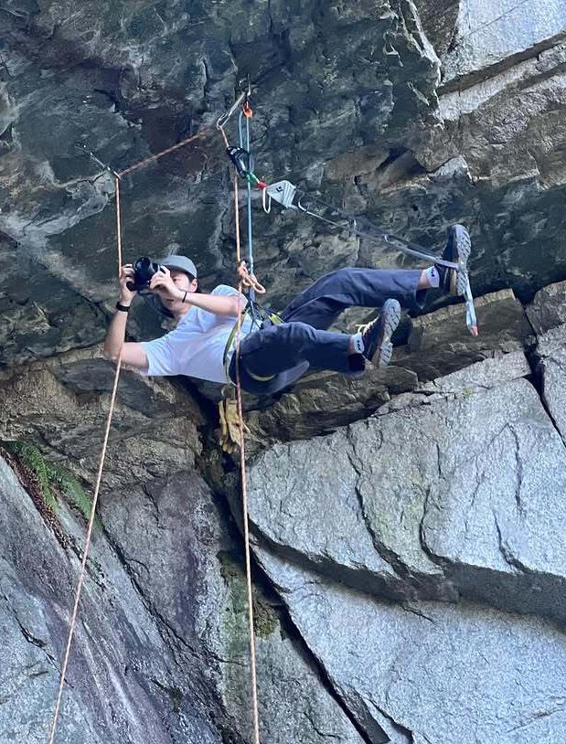 우리애 이제 공중기예까지 한다…
저기까지 카메라를 들고 올라가서는
줄 몇개에 의지해서 사진찍고 있다…
미쳐불것다