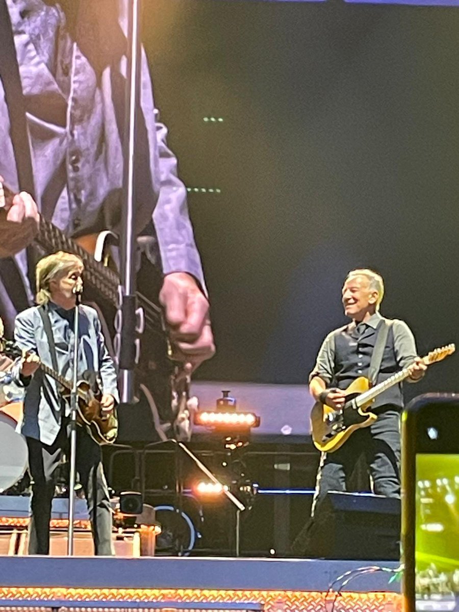 VLafora's tweet photo. Hi tramps happy #SpringsteenSunday
Correct Link Sorry 🙏🙏
📷📹 @PaulApp0505 Liverpool
June 7 10th Avenue Freeze-Out/Twist and Shout
#ESBSunday
https://t.co/OU0bm82AWE https://t.co/c1a5oQat4y
