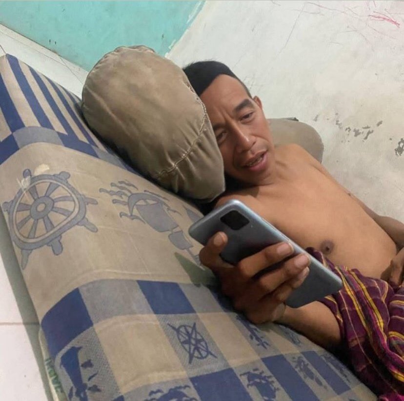 Gak kebagian gaji 3juta sehari
Gak kebagian dijak tuku ndok gulung
Gur kebagian tenguk-tenguk karo nunggu dino senin