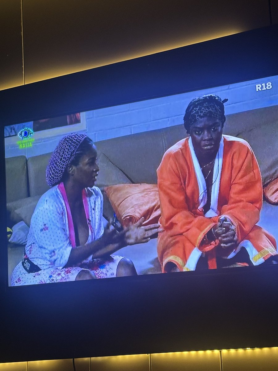 GeneralSnow_'s tweet photo. Big Soso is not a gossip, she go sit you down, clear you face to face 😆😆😆

What was Dede thinking?🤣
Soso change am for am sharply!
#BBNaija https://t.co/6yWiljv0Gz