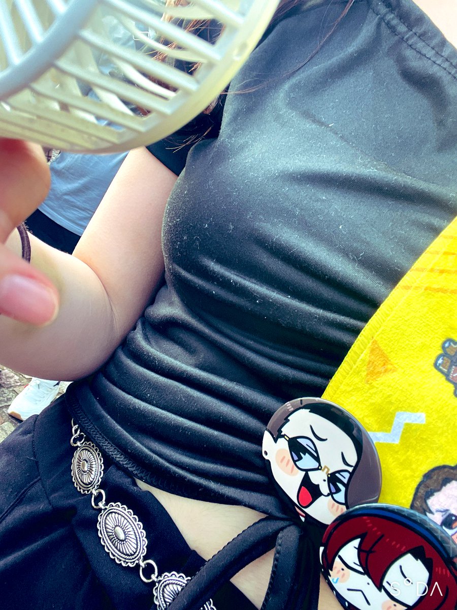 Rosh1rn's tweet photo. とってもフーコンしてきました。
異常性高そうな服にツインテールは多分私
僕作Tシャツ着てこうとしてたけど誰も居なかった。
色んな人と会えますように！ https://t.co/BFX1x3QH6O