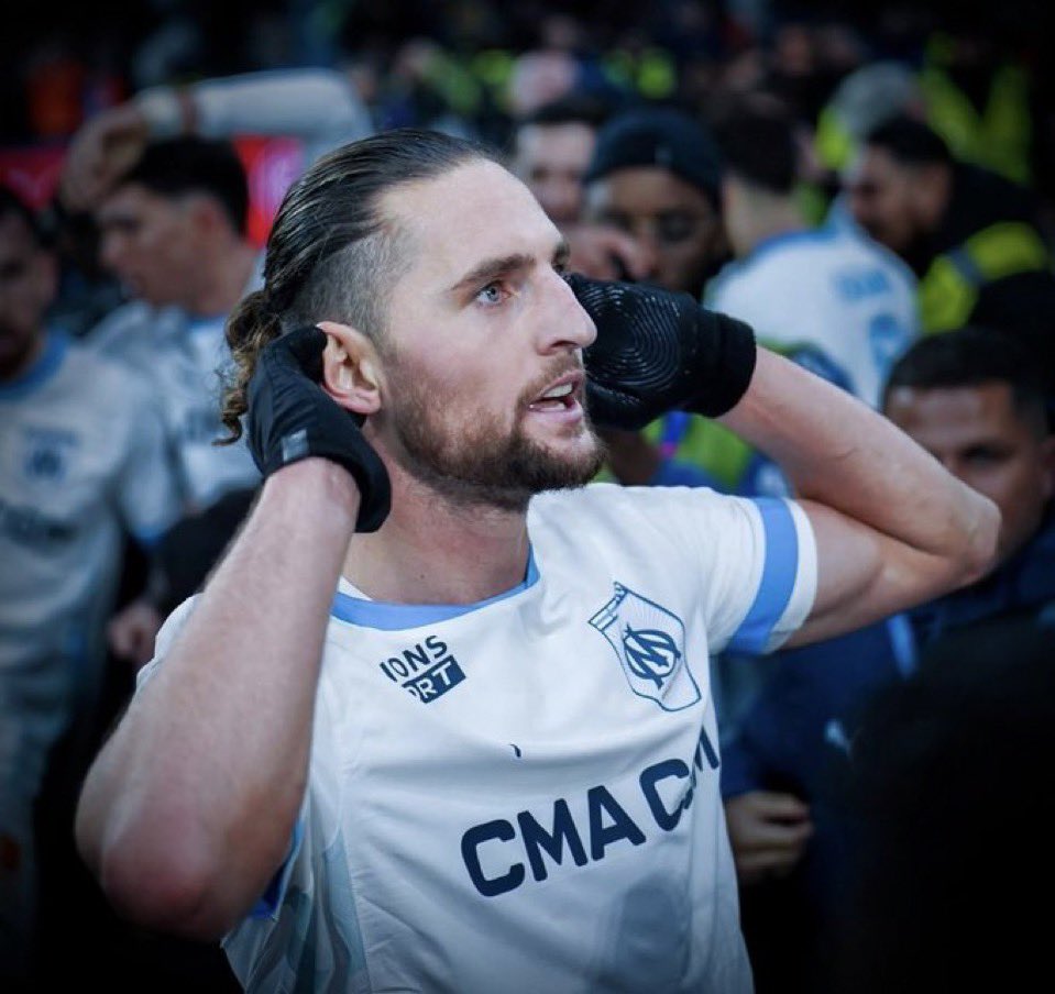 MassiliaZone's tweet photo. Walid Acherchour :

"Si tu réintègres Rabiot, tu passes pour une trompette !"

[@AfterRMC] https://t.co/35zbDY0FRv