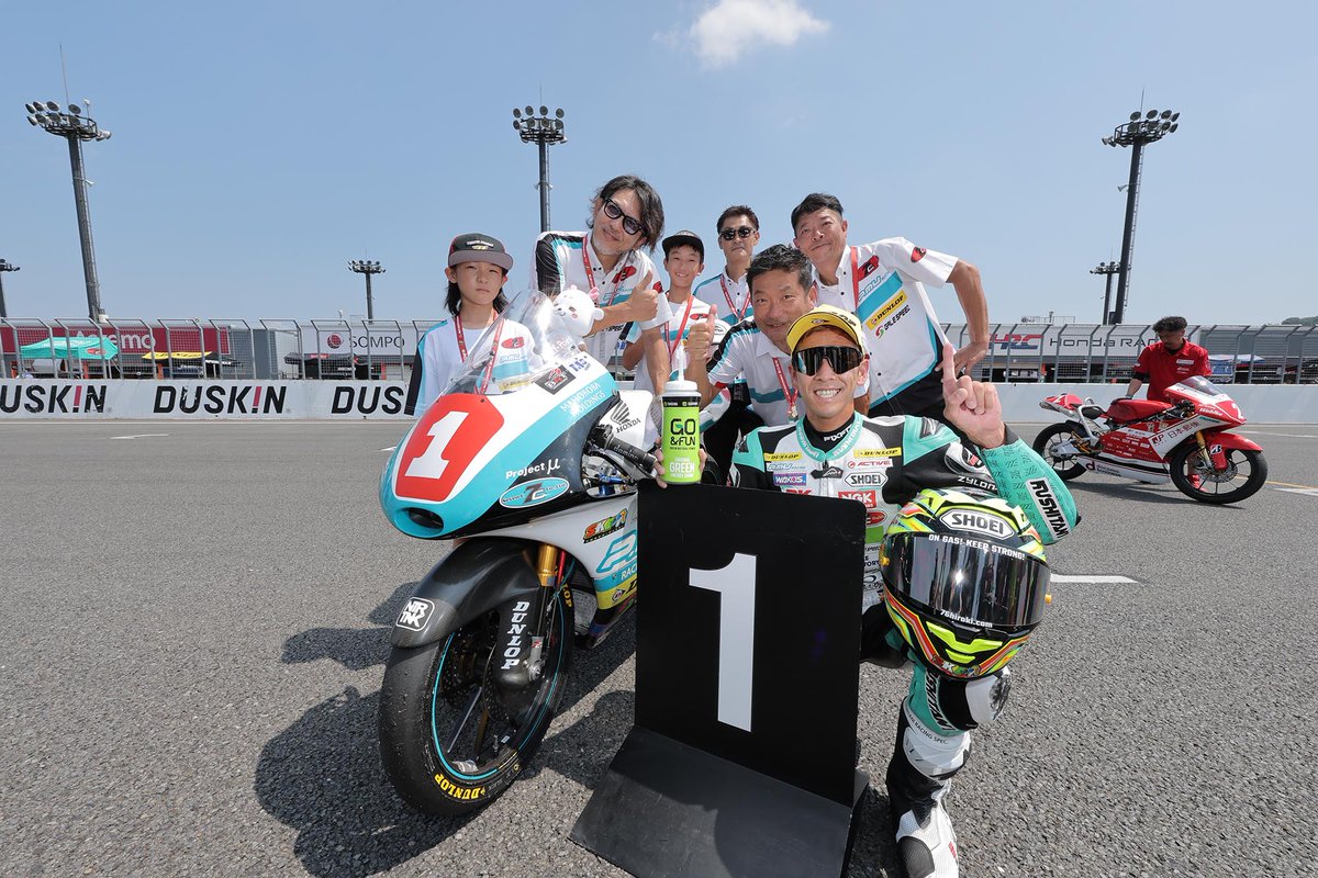TyresDunlop's tweet photo. 【全日本ロードレース選手権シリーズ第４戦スーパーバイクRace in MOTEGI】
尾野弘樹選手が酷暑の中で快走し余裕の展開で今季2勝目を飾りました！
#ダンロップ #JRR #全日本ロード #J-GP3#MOTEGI #もてぎ
尾野選手の優勝コメントです
イメージ通りのレース展開ができました。序盤は若手が混戦に持ち込もうとしてくるのは分かっていたのでそこで無理せず、持ちタイムが良いし、ハイペースで安定したラップが刻めるのも分かっていたので、落ち着いて走りました。気温が上がってエンジン的に厳しくなるのも想定していたので、チームにお願いしてミッションのレシオも換えてもらい、それがさらに後押ししてくれました