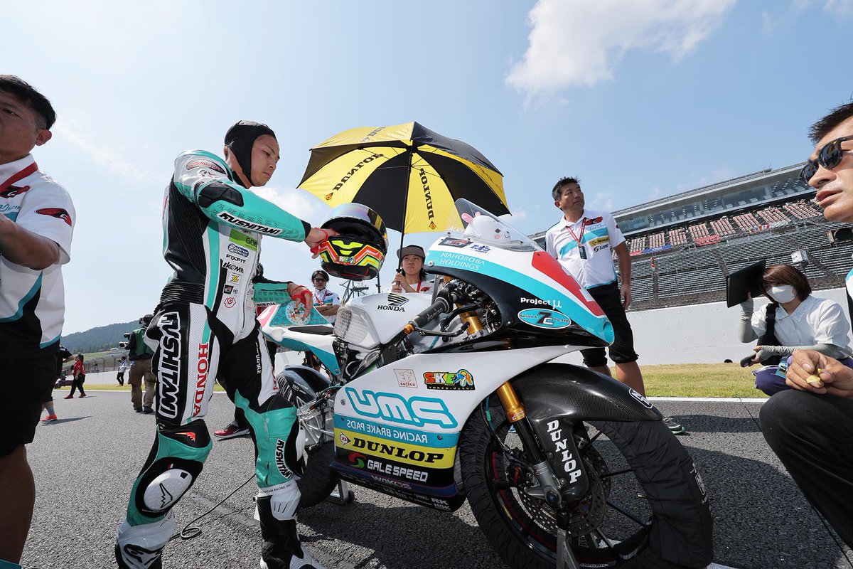TyresDunlop's tweet photo. 【全日本ロードレース選手権シリーズ第４戦スーパーバイクRace in MOTEGI】
尾野弘樹選手が酷暑の中で快走し余裕の展開で今季2勝目を飾りました！
#ダンロップ #JRR #全日本ロード #J-GP3#MOTEGI #もてぎ
尾野選手の優勝コメントです
イメージ通りのレース展開ができました。序盤は若手が混戦に持ち込もうとしてくるのは分かっていたのでそこで無理せず、持ちタイムが良いし、ハイペースで安定したラップが刻めるのも分かっていたので、落ち着いて走りました。気温が上がってエンジン的に厳しくなるのも想定していたので、チームにお願いしてミッションのレシオも換えてもらい、それがさらに後押ししてくれました