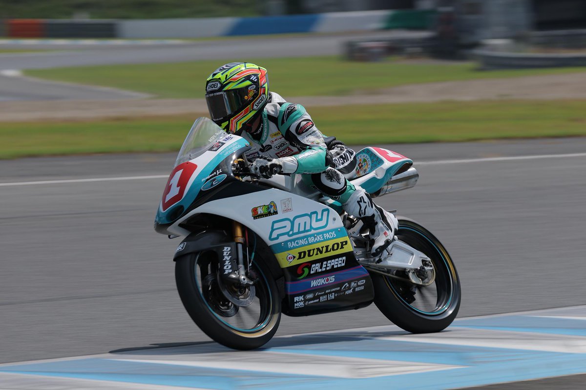 TyresDunlop's tweet photo. 【全日本ロードレース選手権シリーズ第４戦スーパーバイクRace in MOTEGI】
尾野弘樹選手が酷暑の中で快走し余裕の展開で今季2勝目を飾りました！
#ダンロップ #JRR #全日本ロード #J-GP3#MOTEGI #もてぎ
尾野選手の優勝コメントです
イメージ通りのレース展開ができました。序盤は若手が混戦に持ち込もうとしてくるのは分かっていたのでそこで無理せず、持ちタイムが良いし、ハイペースで安定したラップが刻めるのも分かっていたので、落ち着いて走りました。気温が上がってエンジン的に厳しくなるのも想定していたので、チームにお願いしてミッションのレシオも換えてもらい、それがさらに後押ししてくれました