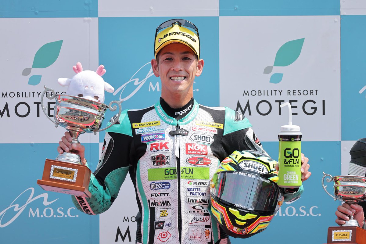 TyresDunlop's tweet photo. 【全日本ロードレース選手権シリーズ第４戦スーパーバイクRace in MOTEGI】
尾野弘樹選手が酷暑の中で快走し余裕の展開で今季2勝目を飾りました！
#ダンロップ #JRR #全日本ロード #J-GP3#MOTEGI #もてぎ
尾野選手の優勝コメントです
イメージ通りのレース展開ができました。序盤は若手が混戦に持ち込もうとしてくるのは分かっていたのでそこで無理せず、持ちタイムが良いし、ハイペースで安定したラップが刻めるのも分かっていたので、落ち着いて走りました。気温が上がってエンジン的に厳しくなるのも想定していたので、チームにお願いしてミッションのレシオも換えてもらい、それがさらに後押ししてくれました