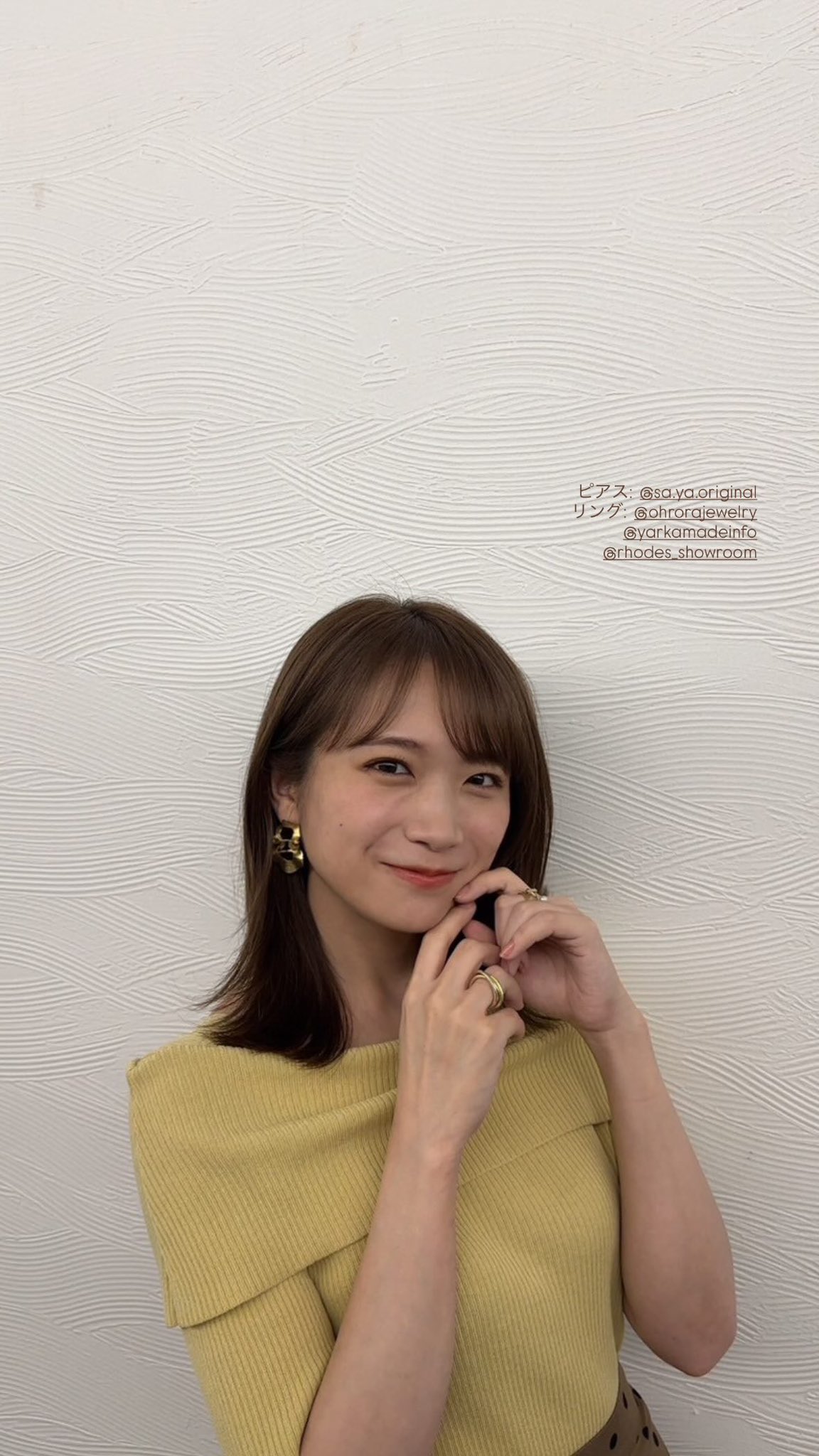 秋元真夏25シリ 乃木坂46秋元真夏がグレーのランジェリーに身を包む、写真集の