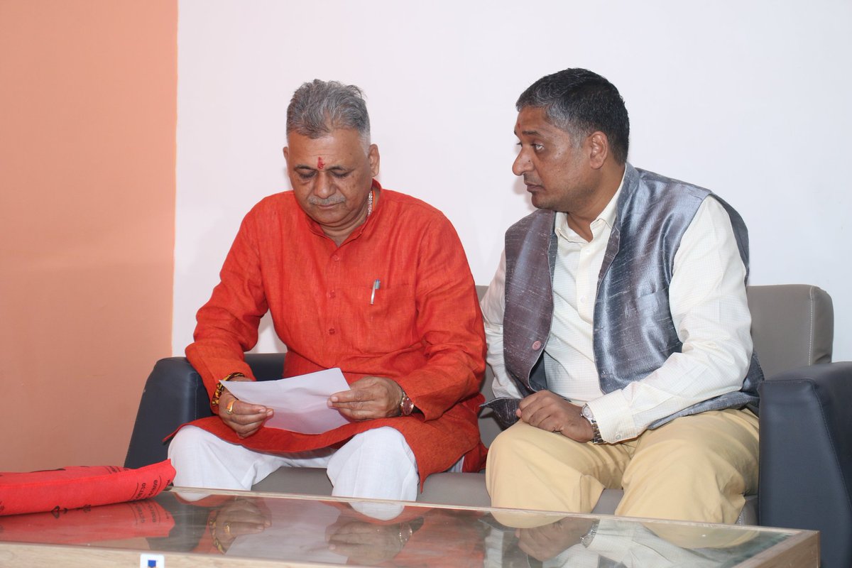 Indersinghsjp's tweet photo. शुजालपुर स्थित माँ शारदा सांदीपनि उच्चतर माध्यमिक विद्यालय में एसजीएसआईटीएस संस्थान द्वारा युवाओं को रोज़गारोन्मुखी कौशल प्रदान करने के उद्देश्य से आरंभ किए गए "रिश्ता (RISHTA : Recruiting Industries Supporting Holistic Training with Alignment)" योजना के पोस्टर का विमोचन किया। 

यह योजना न केवल युवाओं के कौशल को निखारने का माध्यम है, बल्कि प्रदेश एवं देश की अवसंरचना विकास यात्रा में उनके योगदान को सुनिश्चित करने का एक महत्वपूर्ण प्रयास भी है। यह योजना, इंडस्ट्री रेडी मानव संसाधन तैयार करने की दिशा में महत्वपूर्ण भूमिका सुनिश्चित करेगी।

इस अवसर पर एसजीएसआईटीएस इंदौर के निदेशक डॉ नितेश पुरोहित, आईआईटी इंदौर के प्रोफेसर डॉ संतोष विश्वकर्मा, होलकर साइंस कॉलेज इंदौर के एचओडी डॉ प्रदीप शर्मा, जवाहरलाल नेहरू स्मृति शासकीय स्नात्तकोत्तर महाविद्यालय शुजालपुर के प्राचार्य डॉ राजेश शर्मा, माँ शारदा सांदीपनि विद्यालय शुजालपुर के प्राचार्य डॉ रजनीश त्रिवेदी एवं डॉ शिवपाल मेवाड़ा सहित विभिन्न प्रशिक्षक, शिक्षकगण, विद्यार्थी, स्थानीय जनप्रतिनिधिगण एवं अन्य गणमान्य जन उपस्थित थे।