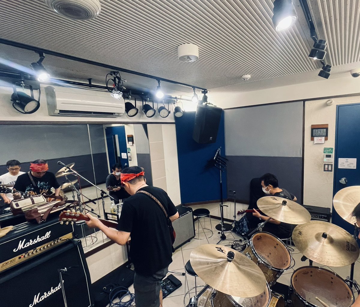 sumichirock's tweet photo. 今日は十日市場駅にあります
『LIVE Cafe2000』さんにてブッキングLIVEです🎸こちらは食事もできてゆったり客席の快適スペースなお店🥘
カバーバンドWOTARSさんにて参戦🙌 https://t.co/hYFyXtR13y
