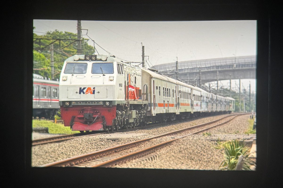 これはBlambangan Ekspress かな？CC203牽引、客車三種塗装混合と荷物車付きできました。
ジャカルタからバリ島付近のKetapangまでを一本で繋ぐ超長距離列車、ロマンありますね。