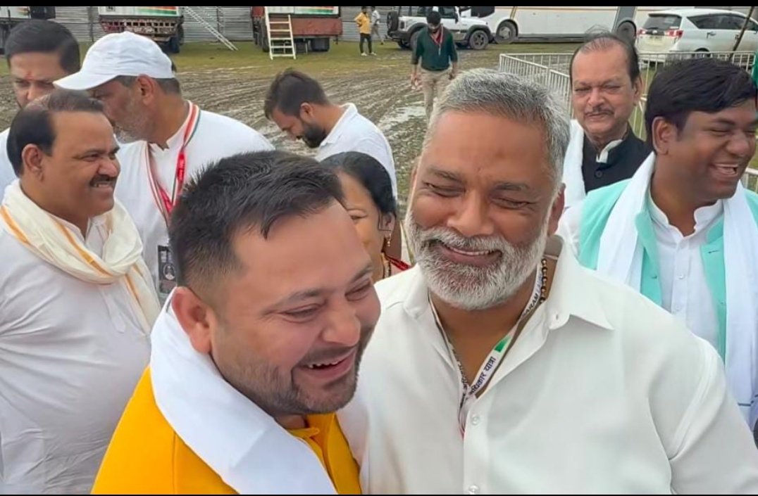 अब ये क्या हो गया 🤔
आज बिहार की वोटर अधिकार यात्रा में वो नज़ारा दिखा जिसने सबको चौंका दिया।

👉 कभी एक-दूसरे पर आरोप लगाने वाले तेजस्वी यादव और पप्पू यादव आज आमने-सामने बैठे और बातचीत की।

बिहार की राजनीति में अब नया खेल शुरू?