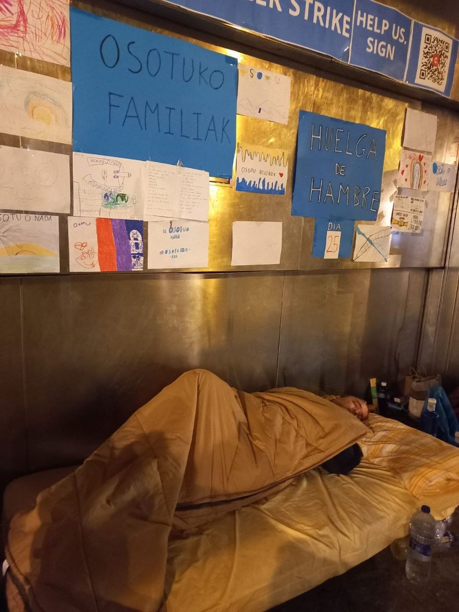 25 gau daramatzagu kalean lo eginez, gose-greban. Instituzioek oraindik ere ez digute jaramonik egiten, baina kaletik babestu, lagundu eta gurekin hitz egiten dute.
<a href="/BegonaPedrosa/">Begoña Pedrosa</a> <a href="/Imanol_Pradales/">Imanol Pradales</a> <a href="/Gob_eus/">Eusko Jaurlaritza - Gobierno Vasco</a> <a href="/hezkuntzaEJGV/">Hezkuntza Saila - Departamento de Educación</a>
#osotubizirik #osotugosegreban