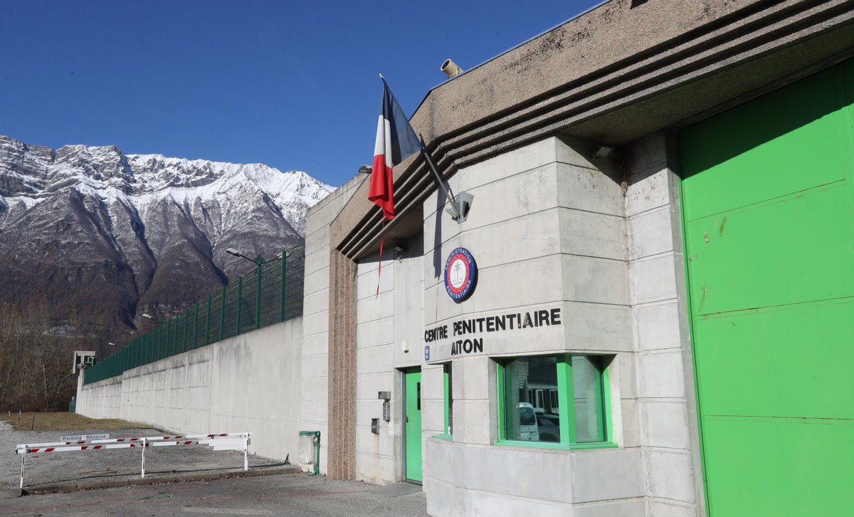 Corruption à la prison d'Aiton (73). Le chef de la maison d’arrêt interpellé, soupçonné d'être "à la botte" du détenu Samy Rebboah
 fdesouche.com/2025/08/24/cor…