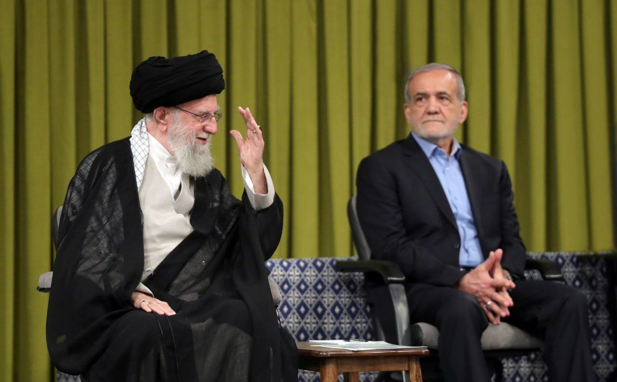 رهبر انقلاب: همه باید از خدمتگزاران کشور بویژه رئیس جمهور پرتلاش حمایت کنند.
۱۴۰۴/۰۶/۰۲
#اینم_پشت_بلندگو