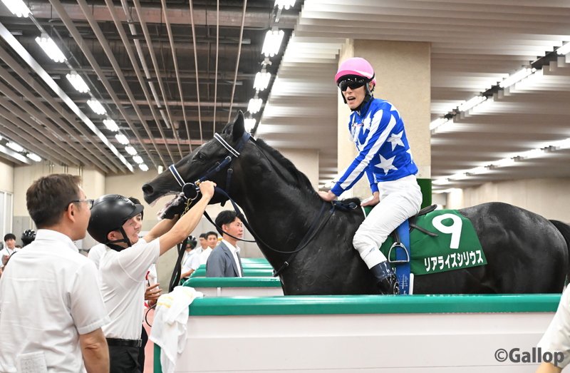 新潟11R、#新潟2歳S は1番人気 #リアライズシリウス が優勝🏆 やや立ち