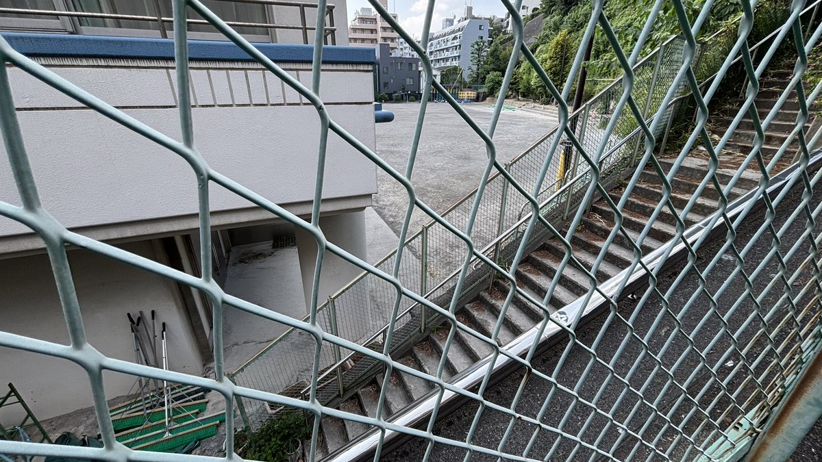 Oldroutewalker's tweet photo. 所用で横浜に帰ってたけど、泊まったホテルが40年以上前に通った小学校のたまたま隣で、当時ひまわりの鉢を置いた階段が残ってて、鉄筋コンクリートの柵が残ってて、異形鉄筋使ってるのを確認するただの不審者してきた。 https://t.co/kubYQJFir8