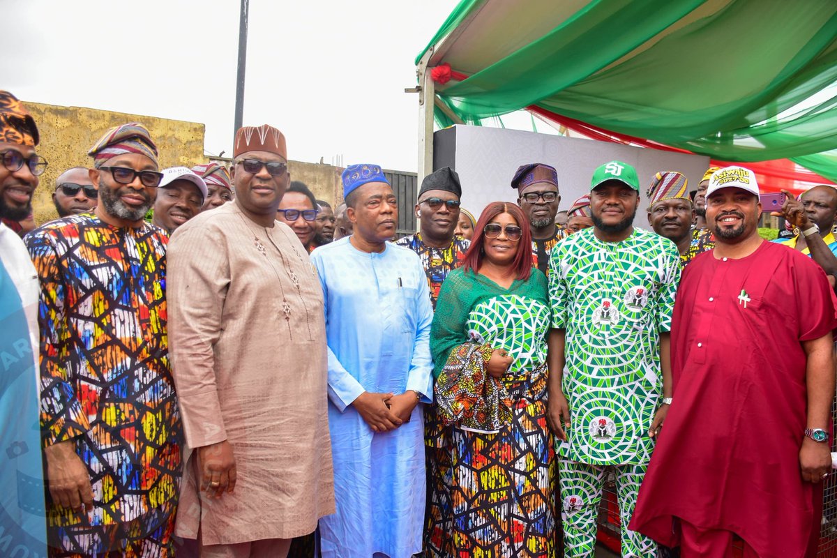 HonSeyiJakande's tweet image. 2/2
Built by the Sanwo-Olu&apos;s led administration, the hub is set to bolster our economy and create job opportunities for our youths and artisans. 
Thanks to all the party chieftains and APC faithful who graced the occasion!

#JobCreation #LeadershipInAction #CommunityProgress