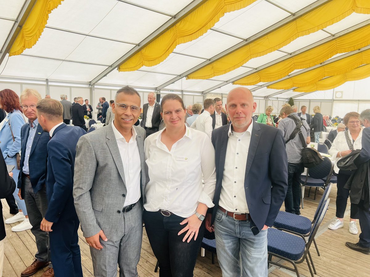 MuratKalmis's tweet photo. A big thank you to the Urban family! 🙌
For years you have shaped the #LandTageNord founded by Helmut Urban and now successfully led by Yvonne & Wâtte Haanstra-Urban.

👉 600 exhibitors
👉 130,000 m² exhibition space
👉 70,000 visitors

A true highlight in the Oldenburg region! 🌾🚜

#LandTageNord #OldenburgRegion #UrbanFamily #Agriculture #Innovation #Tradition #BastianErnst #MuratKalmis 
#BürgermeisterMuratKalmis #Delmenhorst