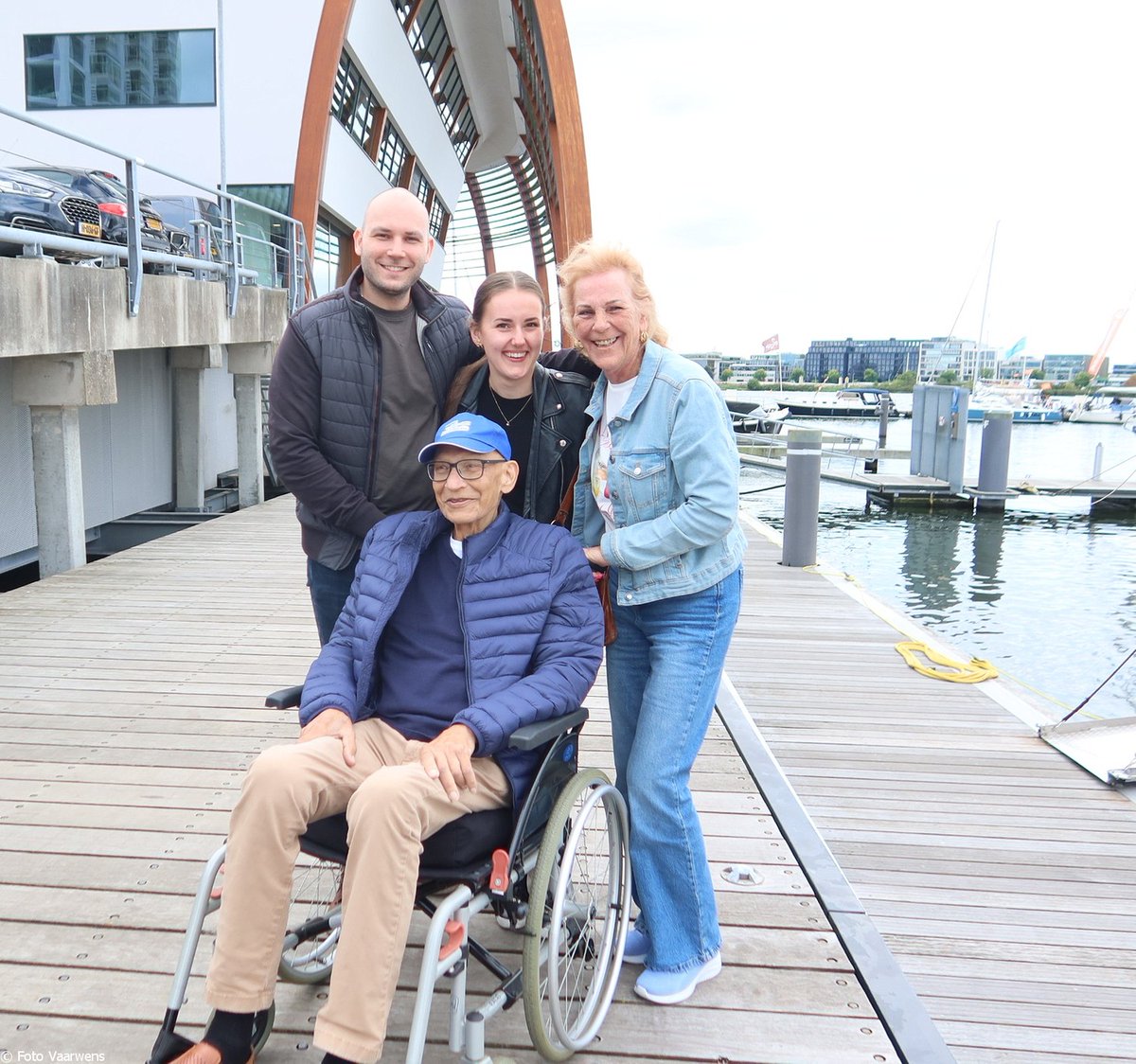 Vaarwens 1552 en 1553 23-08-2025: Twee vaargasten één wens … naar SAIL 2025
Link verslag: stichtingvaarwens.nl/verslagen-vaar…
Vandaag twee vaargasten, Kees (1952) en Heiko (1939). Beide heren zitten in de rolstoel met prima uitzicht op het water op het IJ is het een drukte van belang.