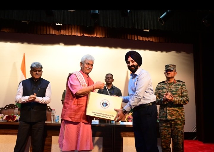 Heartfelt congratulations to our worthy <a href="/LabourCommrJK/">Labour Commissioner, J&K</a> for his exemplary leadership &amp; guidance during Shri Amarnath Yatra 2025. This success is a testament to Labour Department's dedicated efforts for the smooth facilitation of the sacred pilgrimage.