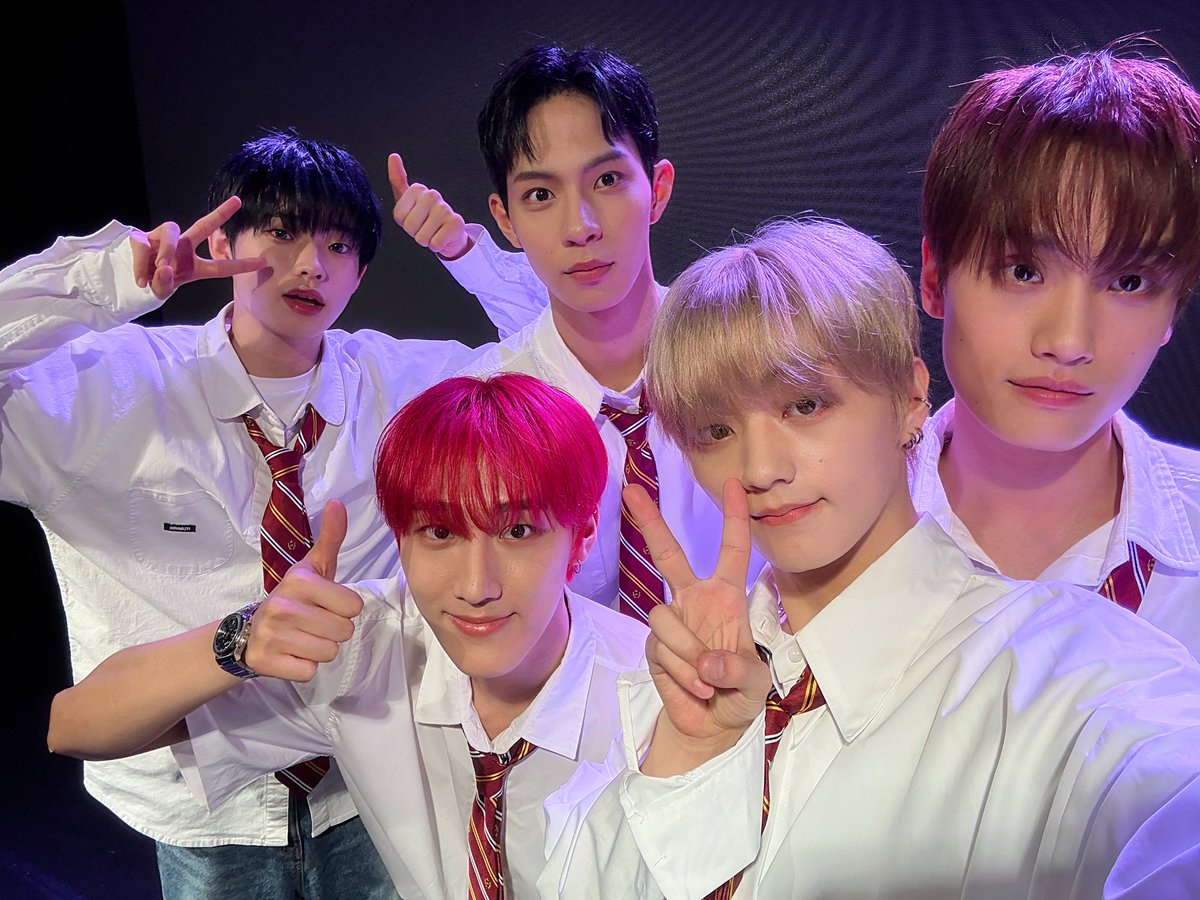 TIOT_NOW's tweet photo. [#스타트_time⏰] 📸

툐티 고등학교🏫❣️

#TIOT #티아이오티 #FLEXLINE
#김민성 #KIMMINSEOUNG
#금준현 #KUMJUNHYEON
#홍건희 #HONGKEONHEE
#최우진 #CHOIWOOJIN
#신예찬 #SHINYECHAN https://t.co/ndjoVwbYCj