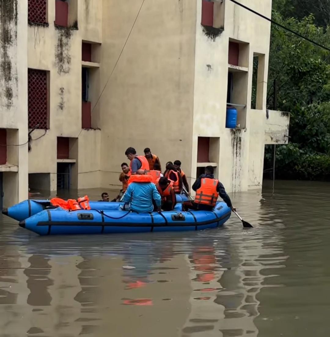 #SDRF men evacuating IIIM #Jammu students from hostels that were flooded after heavy rainfall this morning. This area is at a height &amp; never before such ugly situation was witnessed. Thanks to #SmartCityJammu's haphazard beautification! <a href="/CM_JnK/">Office of Chief Minister, J&K</a> #JammuAndKashmir #Flashflood