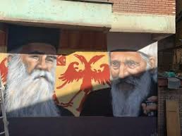 🧵Jutros je na zgradi Metohije u centru Severne Mitrovice prekrečen mural – simbol grada i mesto na kome se tradicionalno fotografišu svi posetioci.

Prekrečili su čak i murale crkvenih velikodostojnika, blaženopočivših patrijarha Pavla i mitropolita Amfilohija, čime su
1/4