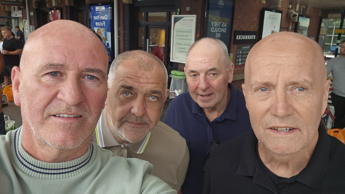 Burnage reds and Gaz + Les on route to Fulham UTFR 🇾🇪🇾🇪