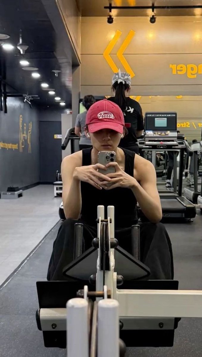 이 얼굴로 헬스장 다니는데 번따도 당해봣겟지......