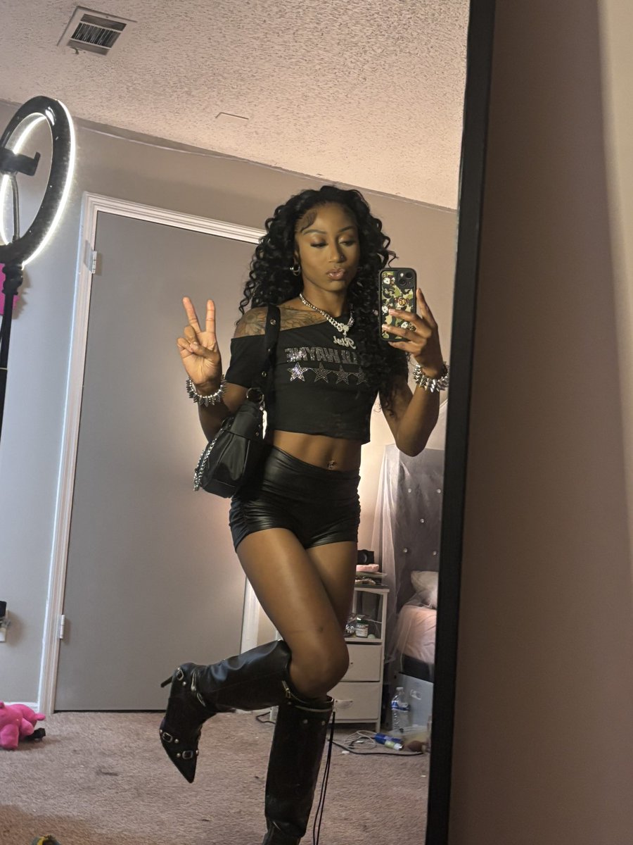 r11money's tweet photo. ask lil wayne🫦 #blackoutparty https://t.co/gZm9VVYkNv