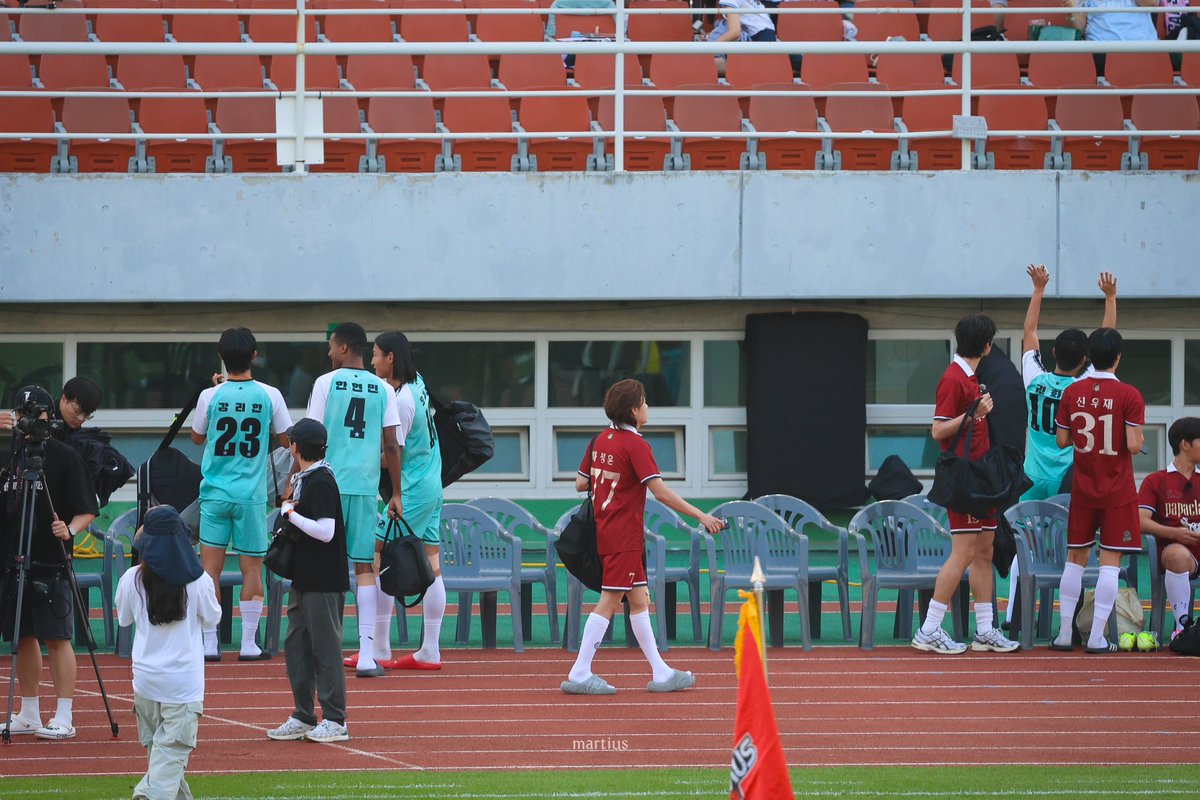 250823 뭉찬 올스타전 

대빵 큰 가방 메고 형아들(?) 사이로 
뚜벅아장 걸어가는 
위풍당당 하애기🩵

#하성운 #HASUNGWOON
#河成雲 #ハソンウン
#Blessed   
<a href="/gooreumseng/">하성운</a>