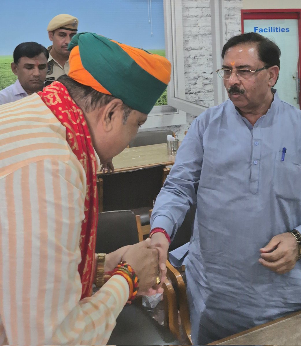 KotputliPatel's tweet image. आज कोटपूतली में राज्य वित्त आयोग के सम्माननीय अध्यक्ष श्री अरुण चतुर्वेदी जी का हार्दिक स्वागत और अभिनंदन किया गया।
#kotputli #कोटपूतली #hansraj_patel_kotputli 
    @DrArunChaturvedi