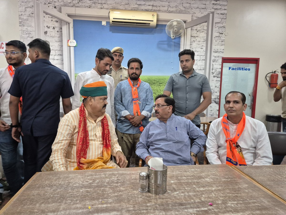 KotputliPatel's tweet image. आज कोटपूतली में राज्य वित्त आयोग के सम्माननीय अध्यक्ष श्री अरुण चतुर्वेदी जी का हार्दिक स्वागत और अभिनंदन किया गया।
#kotputli #कोटपूतली #hansraj_patel_kotputli 
    @DrArunChaturvedi