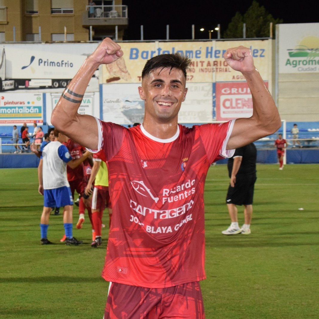 😀➕💪🏻Hoy nos levantamos tal que así después de haber conseguido la primera victoria de la temporada 

☀️¡Feliz domingo, familia!🔴

#DeTodaLaVida