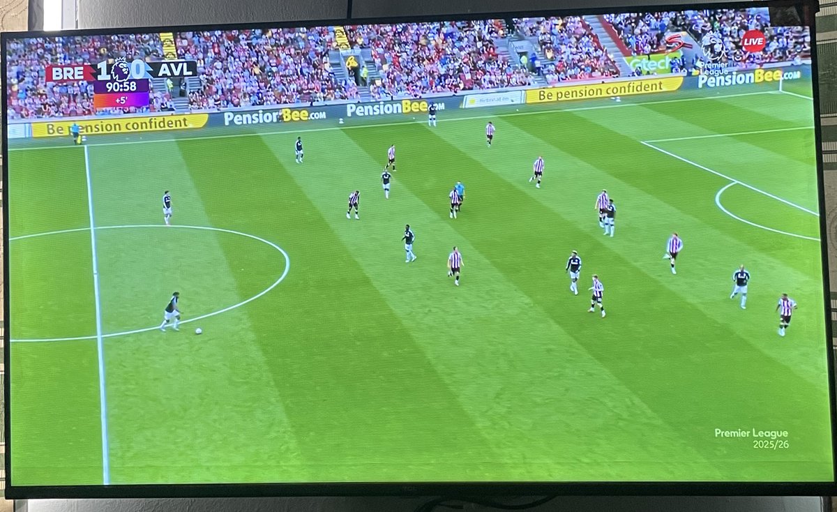 Jlsesugh's tweet image. Low block in PL               Low block in La Liga