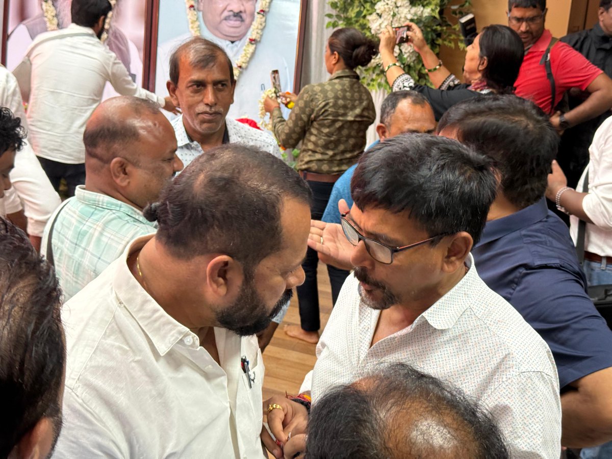 Anand Bihari Dubey (@anandbiharidube) on Twitter photo माइकल जॉन ऑडिटोरियम, जमशेदपुर में हस्ताक्षर अभियान में शामिल होकर दिशोम गुरु आदरणीय श्री शिबू सोरेन जी को भारत रत्न देने की मांग का समर्थन किया।
इस अवसर पर श्री शिबू सोरेन जी एवं श्री रामदास सोरेन जी को श्रद्धांजलि अर्पित की।
जय झारखंड ✊
जय हिंद 🇮🇳
<a href="/INCJharkhand_/">INCJharkhand</a> <a href="/JmmJharkhand/">Jharkhand Mukti Morcha</a> माइकल जॉन ऑडिटोरियम, जमशेदपुर में हस्ताक्षर अभियान में शामिल होकर दिशोम गुरु आदरणीय श्री शिबू सोरेन जी को भारत रत्न देने की मांग का समर्थन किया।
इस अवसर पर श्री शिबू सोरेन जी एवं श्री रामदास सोरेन जी को श्रद्धांजलि अर्पित की।
जय झारखंड ✊
जय हिंद 🇮🇳
<a href="/INCJharkhand_/">INCJharkhand</a> <a href="/JmmJharkhand/">Jharkhand Mukti Morcha</a>