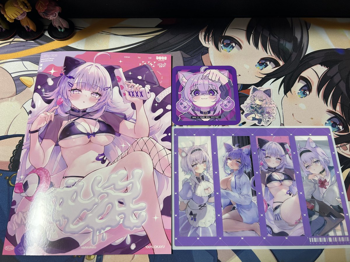 c106
にしろはとさん<a href="/Nishironpas/">にしろはと</a> 
おかゆんイラスト＆グッズ
この誘ってるような表情のおかゆん、良い……。
妹催眠かけてるおかゆんも好きだし、ステッカーのSD地雷系おかゆん可愛い！！！
ただ、今回の絵の中で1番刺さったのは寝起きミオしゃ！！！( * ॑꒳ ॑*)