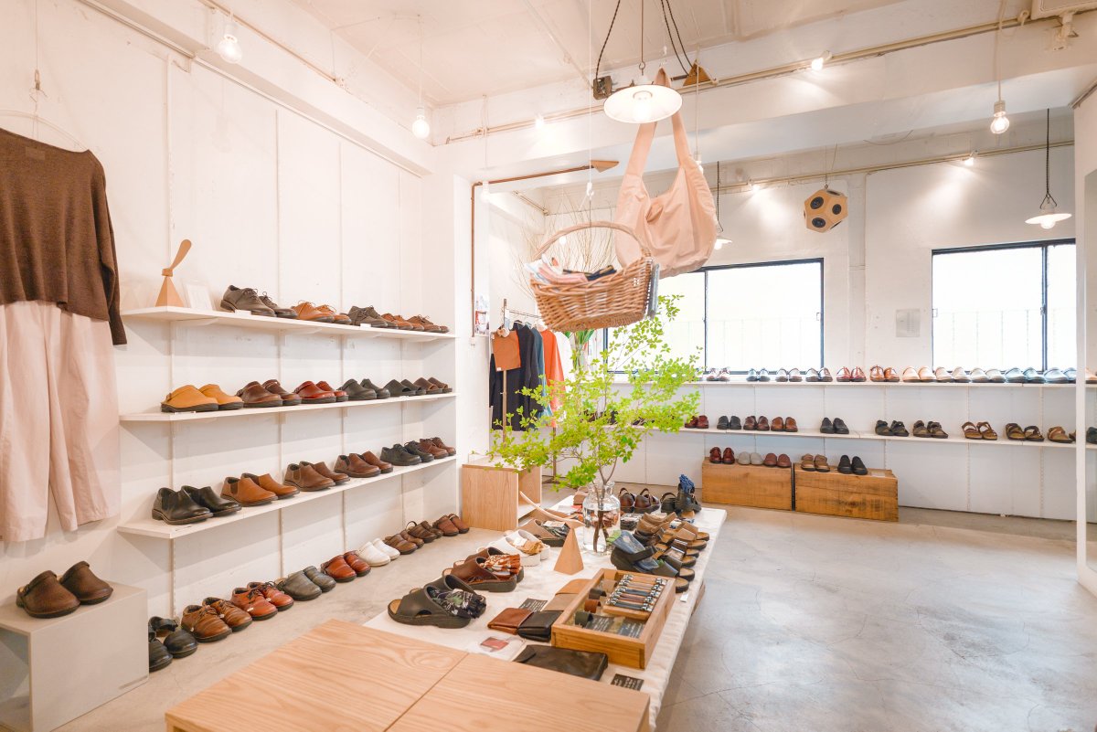 tonakai's tweet image. 久しぶりに靴を買ったので17mmで「どどーん」というイメージで撮影（漫画だと集中線で演出する感じ）。お許しいただき、お店の様子も撮らせていただきました。

#Sigma17mmF4Contemporary
#SigmaBF #SigmaIseries #PR