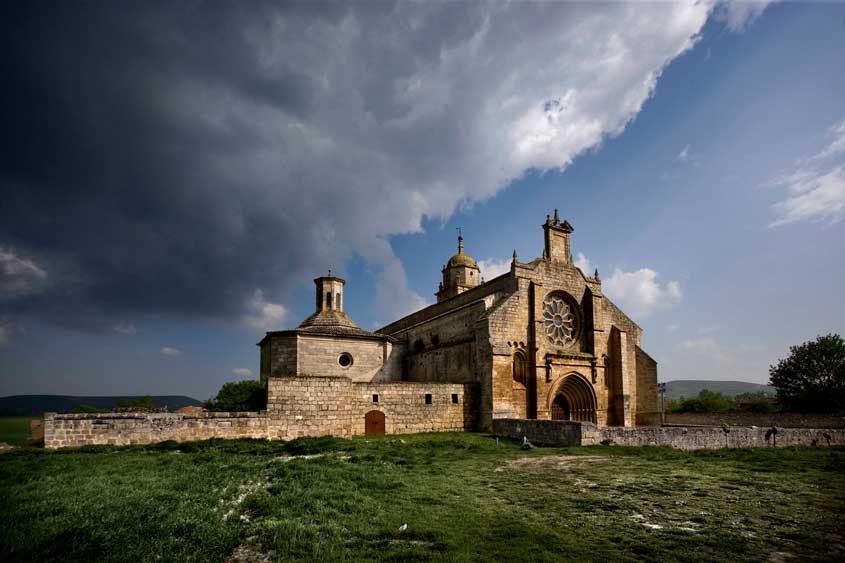 BurgosBH's tweet photo. ✝️ El día 1⃣5⃣ de #LaVuelta25 llegamos a Galicia, destino final del Camino de Santiago

Ruta de peregrinaje por ciudades como Castrojeriz, una de las cuatro villas de Amaya

💜 21 etapas de @lavuelta y 21 secretos de la provincia de @BurgosTur por descubrir

#CicloturismoBurgos https://t.co/vAK1OPrKkb