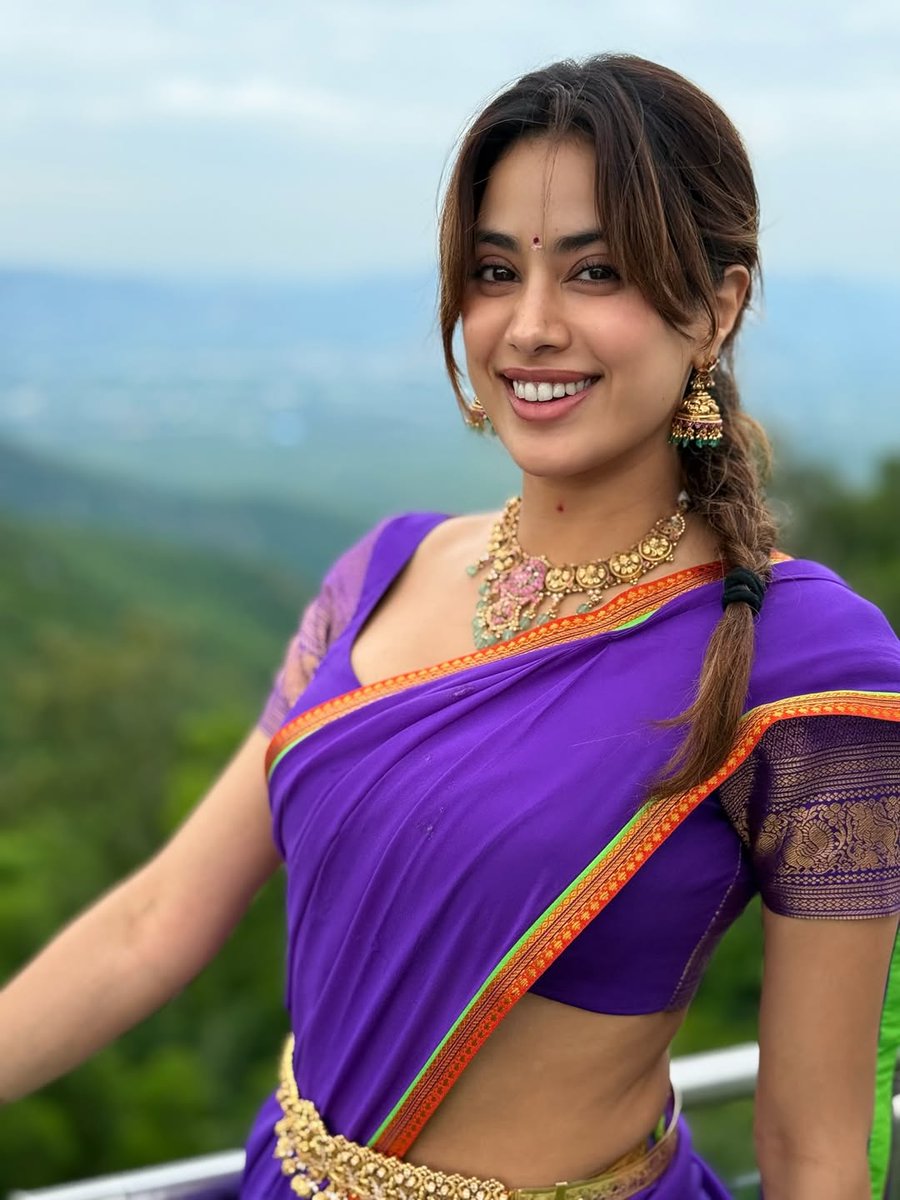 Desi look of Janhvi Kapoor 🤤
. 
. 
. 
. 
. 
#JanhviKapoor #janhvikapoorhot #bollywoodactress #devara #Chuttamalle