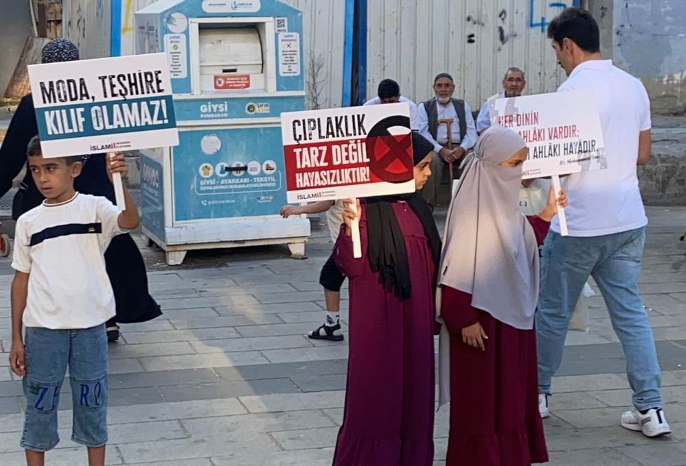 mahfildijital's tweet photo. "Yeter artık! Plaja dönen sokaklarda çocuklarımızla yürümeye utanıyoruz!"

İstanbul’un çeşitli bölgelerinde çıplaklık sorununa dikkat çeken broşürler dağıtıldı.