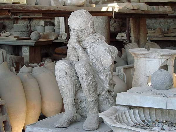 DominguezArjona's tweet image. 24/8/79 #TalDiaComoHoy el #Vesubio entró en erupción, enterrando Pompeya y Herculano. Macabra coincidencia el 24/8/2016 un fuerte terremoto sacudió I #Italia