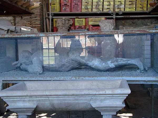 DominguezArjona's tweet image. 24/8/79 #TalDiaComoHoy el #Vesubio entró en erupción, enterrando Pompeya y Herculano. Macabra coincidencia el 24/8/2016 un fuerte terremoto sacudió I #Italia