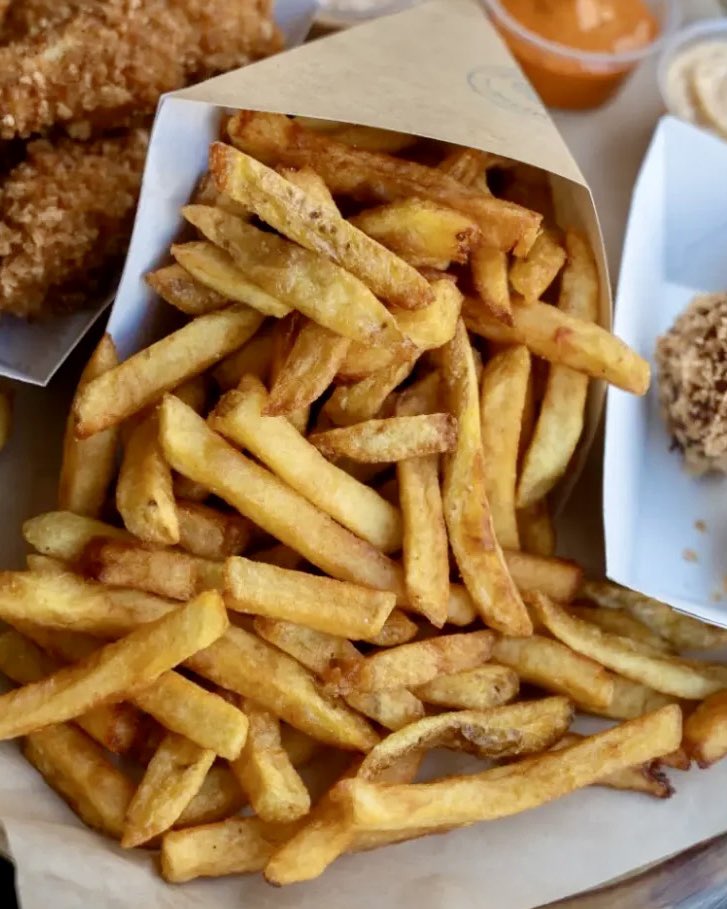 PITIÉ  je vais sûrement passer pour une folle mais essayez le mélange pommes de terre/huile très chaude dans une friteuse vous le regretterez pas c'est incroyable