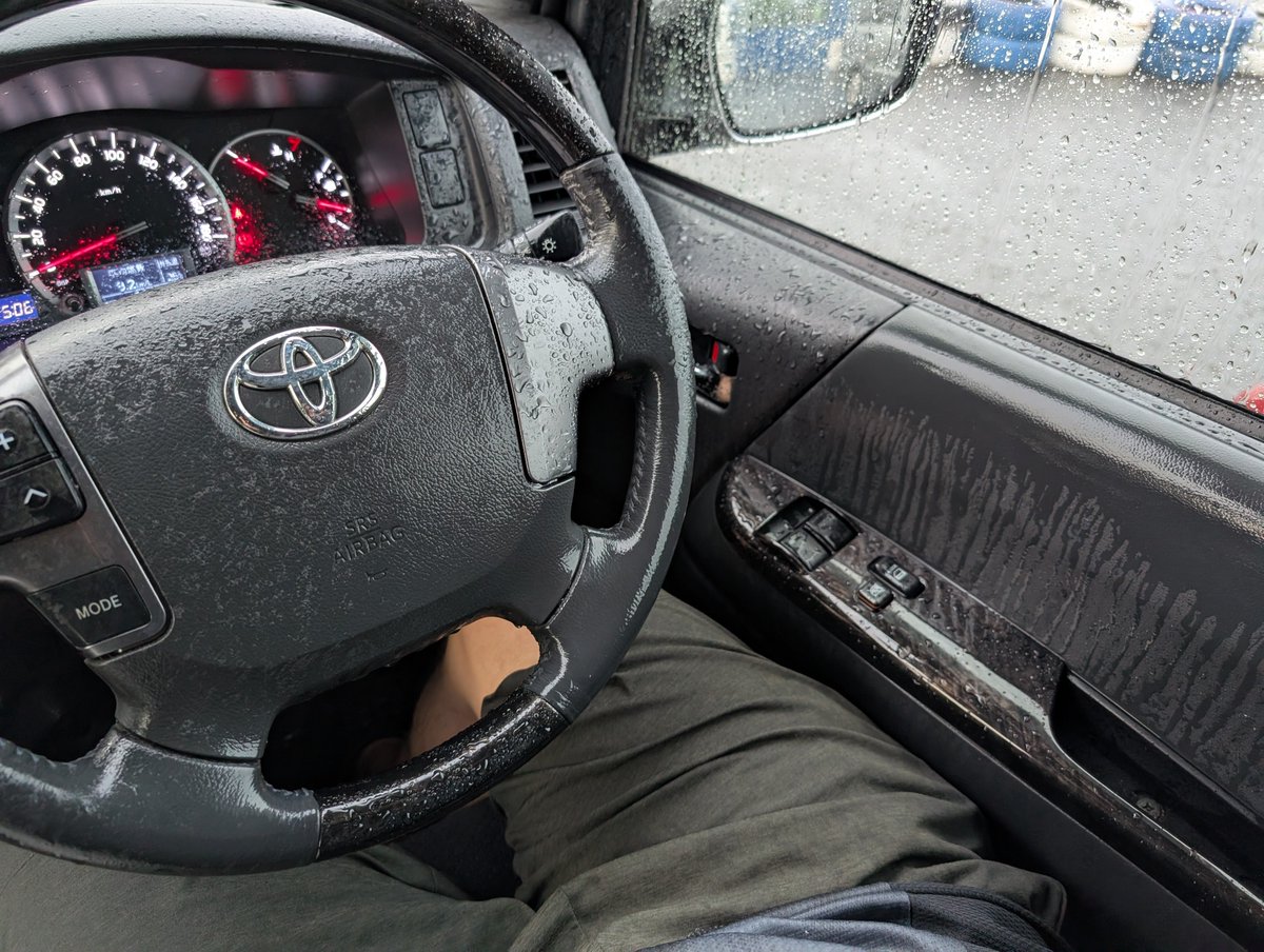 ハイエースの窓開けっ放しやった
最悪w
