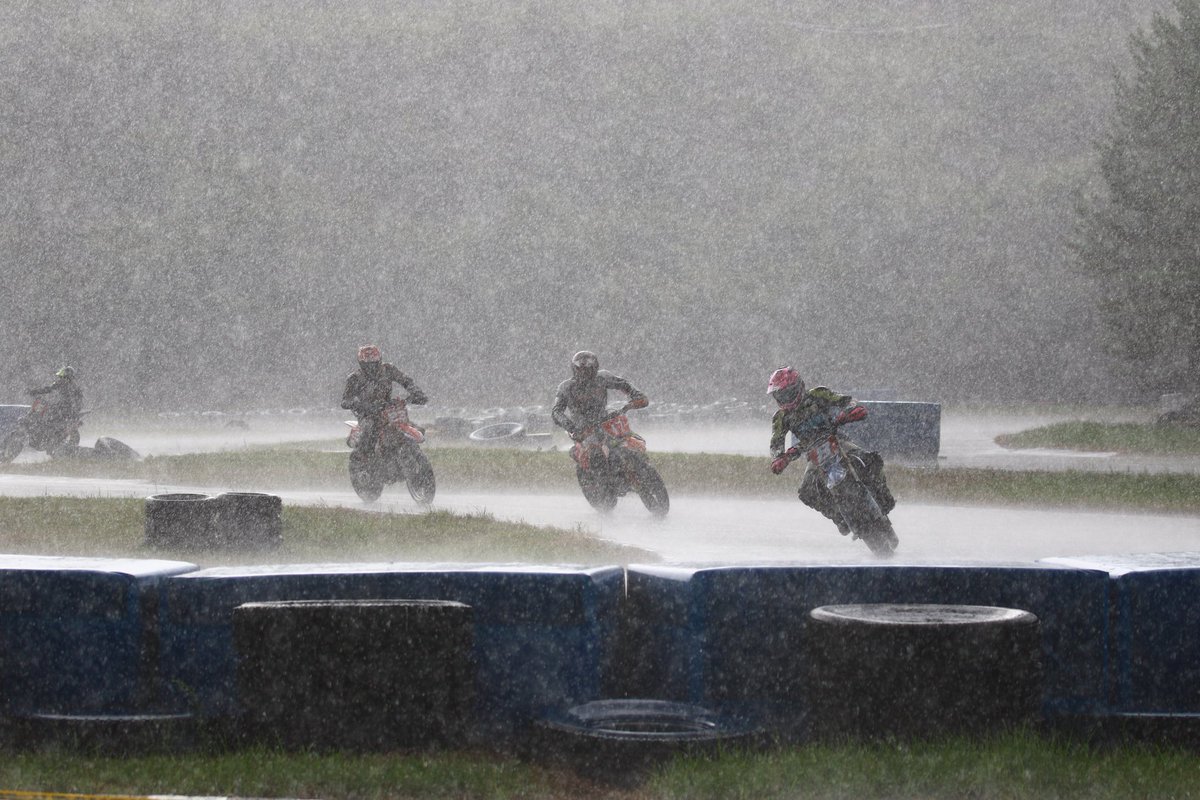 同じレース中です(笑)
#全日本スーパーモト
#名阪スポーツランド