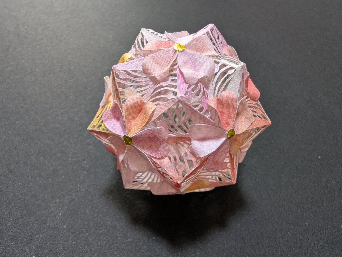 chiyo_kiri's tweet image. ＃薬玉
#ペーパークラフト 
＃折り紙
＃切り絵
『桜玉』
やっと完成しました。本当は今年の桜の季節に合わせたかったのですが、まあ就職決まったから私の春ということで…（笑）