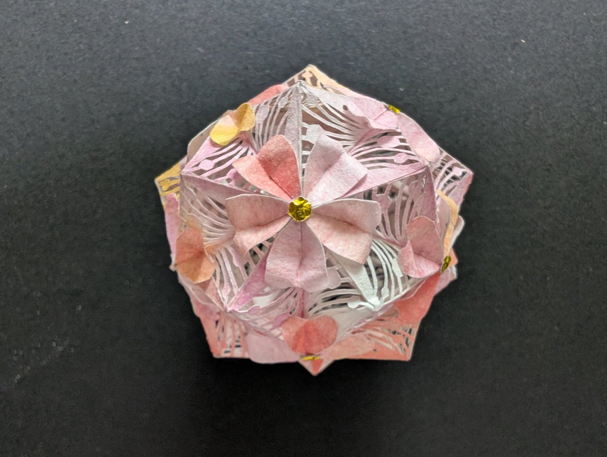 chiyo_kiri's tweet image. ＃薬玉
#ペーパークラフト 
＃折り紙
＃切り絵
『桜玉』
やっと完成しました。本当は今年の桜の季節に合わせたかったのですが、まあ就職決まったから私の春ということで…（笑）