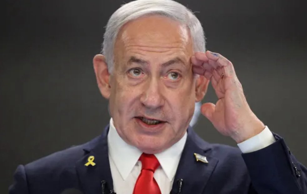 خطة إسرائيل واضحة في #سوريا وهي تقسيمها طائفيا وجغرافيا إلى كيانات ضعيفة متنافرة متحاربة،سوريا الموحدة هي أكبر ما يهدد إسرائيل الآن بعد المقاومة الفلسطينية،وهذا يعني أن إسرائيل لن تسمح باستقرار النظام في سوريا إلا رغما عن أنفها،وهذا هو التحدي الأكبر للسوريين،رغم أنف إسرائيل