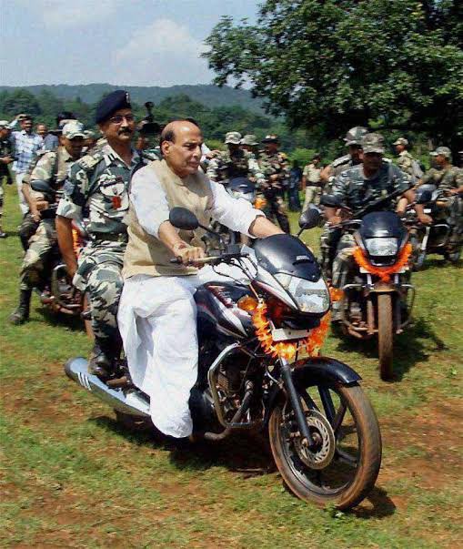 Ravi Ranjan🇮🇳 (@raviranjanin) on Twitter photo दीदी,
बातों से नहीं, हिम्मत से फर्क पड़ता है।
24 सितम्बर 2014 : सारंडा (थलकोबाद) के अति नक्सली इलाके में तत्कालीन गृहमंत्री <a href="/rajnathsingh/">Rajnath Singh</a> जी सुरक्षाबलों के साथ कंधे से कंधा मिलाकर जंगल में बाइक चला दिए थे । जहाँ जान का खतरा था, वहाँ उन्होंने जवानों के साथ गर्दा उड़ा दिए थे दीदी,
बातों से नहीं, हिम्मत से फर्क पड़ता है।
24 सितम्बर 2014 : सारंडा (थलकोबाद) के अति नक्सली इलाके में तत्कालीन गृहमंत्री <a href="/rajnathsingh/">Rajnath Singh</a> जी सुरक्षाबलों के साथ कंधे से कंधा मिलाकर जंगल में बाइक चला दिए थे । जहाँ जान का खतरा था, वहाँ उन्होंने जवानों के साथ गर्दा उड़ा दिए थे